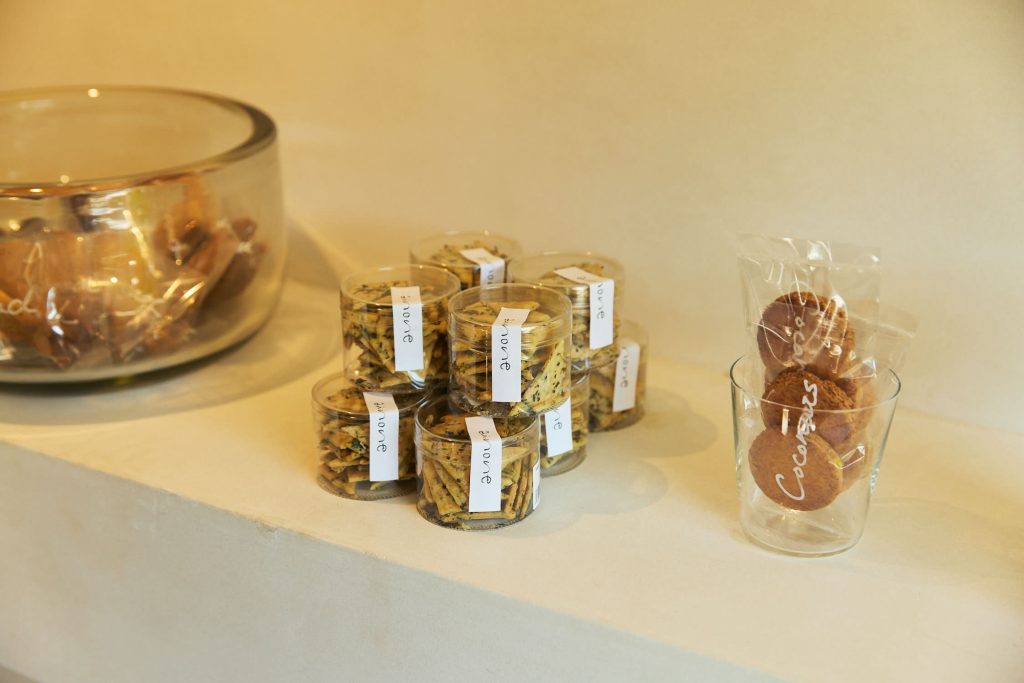 店の奥にある白い小さな部屋には、横山さんが主宰する〈ainone〉のクッキーやショートブレッドなどの焼き菓子が並ぶ。