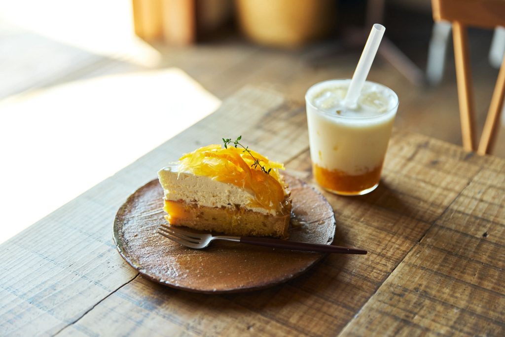 甘酸っぱさが夏にぴったりな、季節替わりの2品。「甘夏とヨーグルトクリームタルト」￥800と「甘夏ラッシー」￥●●●。 | 甘酸っぱさが夏にぴったりな、季節替わりの2品。「甘夏とヨーグルトクリームタルト」￥800と「甘夏ラッシー」￥700。