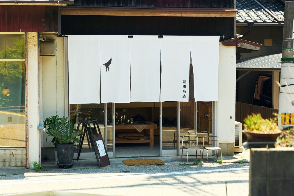 元は洋品店だったという建物をリノベーション。ショップの奥は、作家ものを紹介するギャラリースペースになっている。