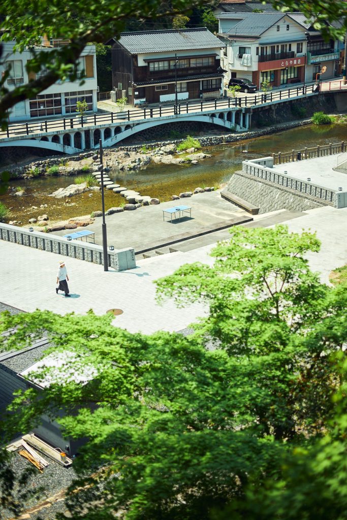 卓球台も設置されてる温泉街の中心『恩湯広場』の風景。気軽に立ち寄れる温泉街の案内所であり、おみやげを販売する『まちの番台』も近くに。 | 卓球台も設置されている温泉街の中心「恩湯広場」の風景。気軽に立ち寄れる温泉街の案内所であり、おみやげを販売する『まちの番台』も近くに。