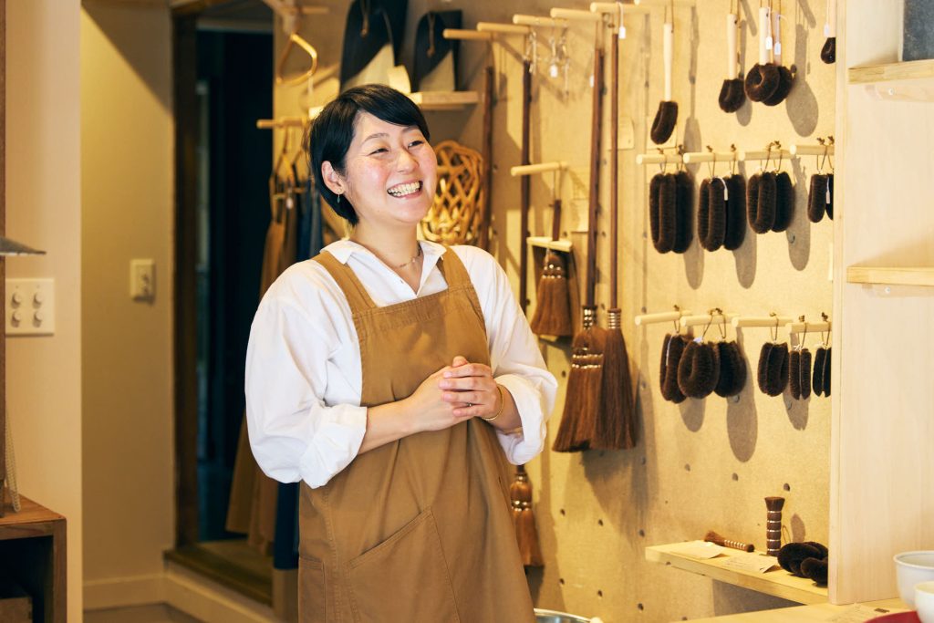 姫路にいる頃、廃業寸前の荒物屋を店名の『蒲田商店』ごと引き継いだ土田さん。「たわしの種類が多いのは、店のルーツを大切にしたいから」と話し、この地でも同じ屋号で営むことに。
