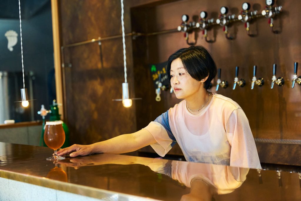クラフトビールを作り始めて6年。「ここが地元の人たちと、観光客の交流が生まれる場所になれば」と話す大阪出身の有賀彩香さん。
