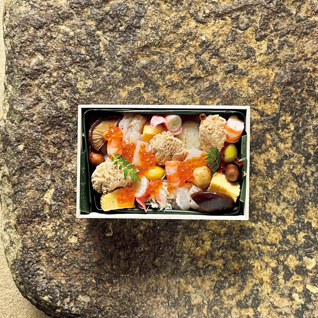 天然魚が華やかに踊る。『ototojet』の吹き寄せちらし。【幸せの折詰】