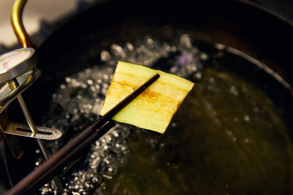 5 茄子の豆板醤南蛮漬け／おべんと屋さん〈75foods〉吉森なな子のレシピ帖 #15 | 揚げ上がりの色はこんな感じ。