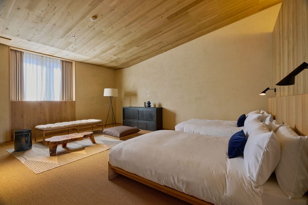 【会員限定プレゼント】最新号「旅と、本と」。長野・軽井沢『HACIENDA KARUIZAWA』の宿泊券 (1泊1室) を1名に。 | 傾斜のある天井で開放感がある客室「101」。群馬『古道具・熊川』から仕入れたビンテージの棚や、オーレ・ヴァンシャーのデイベッド「OW150」など、国や年代も異なる家具をバランスよくミックス。全9室の客室は、各部屋ごとにインテリアの設えが異なる。 【会員限定プレゼント】最新号「旅と、本と」。長野・軽井沢『HACIENDA KARUIZAWA』の宿泊券 (1泊1室) を1名に。