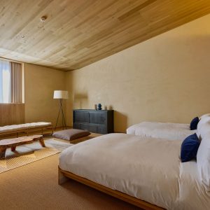 【会員限定プレゼント】最新号「旅と、本と」。長野・軽井沢『HACIENDA KARUIZAWA』の宿泊券 (1泊1室) を1名に。 | 傾斜のある天井で開放感がある客室「101」。群馬『古道具・熊川』から仕入れたビンテージの棚や、〈オーレ・ヴァンシャー〉のデイベッド「OW150」など、国や年代も異なる家具をバランスよくミックス。全9室の客室は、各部屋ごとにインテリアの設えが異なる。