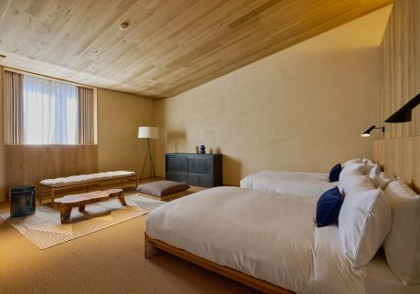 【会員限定プレゼント】最新号「旅と、本と」。長野・軽井沢『HACIENDA KARUIZAWA』の宿泊券 (1泊1室) を1名に。 | 傾斜のある天井で開放感がある客室「101」。群馬『古道具・熊川』から仕入れたビンテージの棚や、〈オーレ・ヴァンシャー〉のデイベッド「OW150」など、国や年代も異なる家具をバランスよくミックス。全9室の客室は、各部屋ごとにインテリアの設えが異なる。