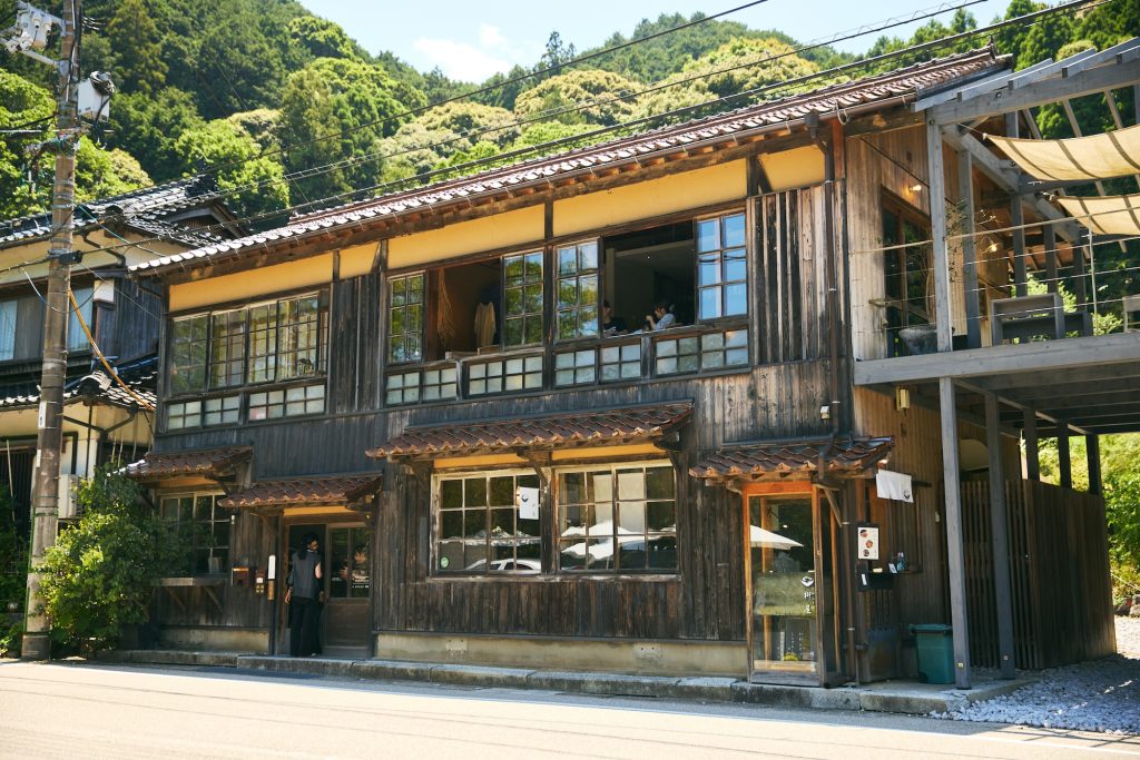 元学校を移築して内装をリノベーションした、複合施設『だいご長屋』。1階には、瓦そばの店『瓦そば柳屋 長門湯本店』が入っている。