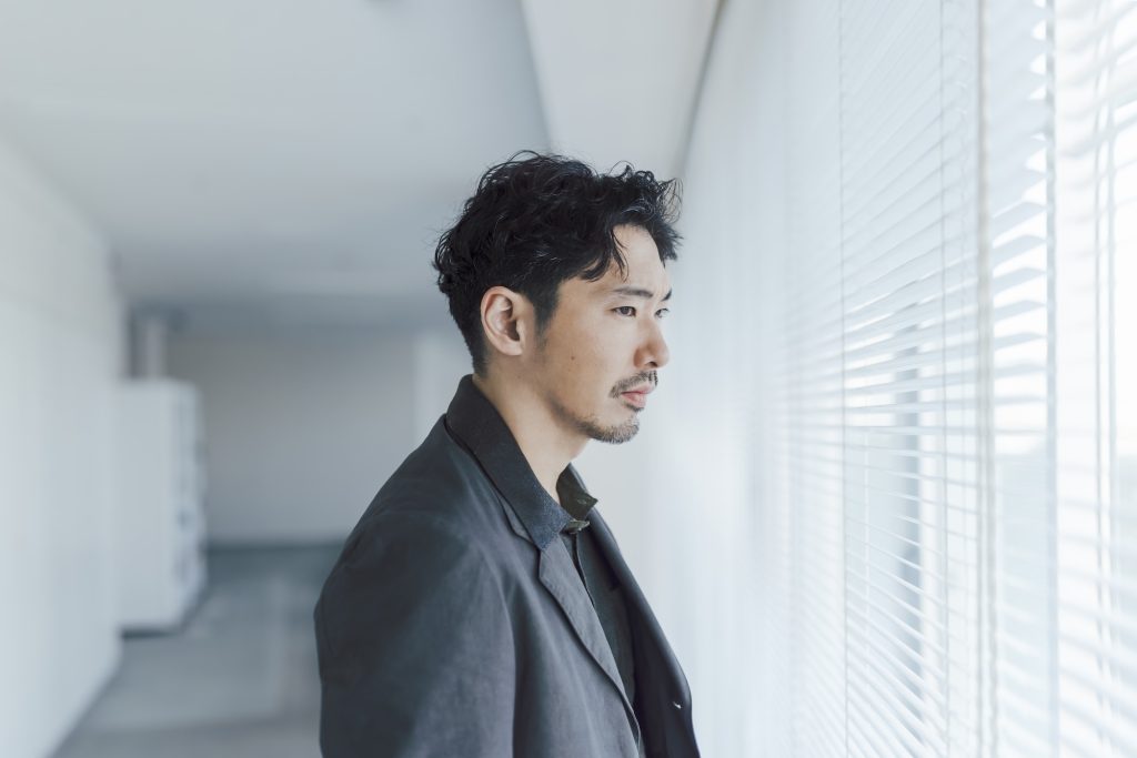 「不便さによってもたらされる、時間の豊かさを感じたい」。俳優の柄本佑さんが語る、映画『メモリィズ』のこと。