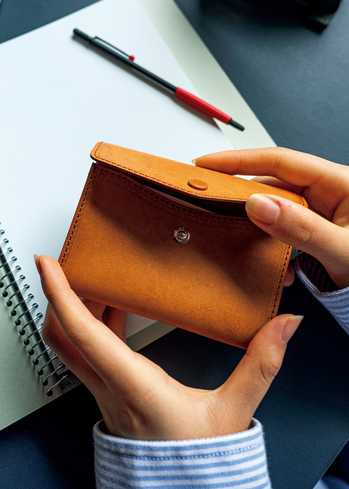 丹念な職人技に惹かれる、〈アーツ&サイエンス〉の名刺入れ。