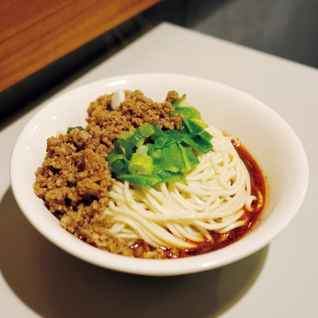 「酸辣炸醬麵」小サイズ110元。よくかき混ぜてからいただこう。