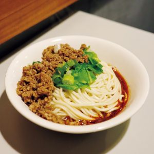 「酸辣炸醬麵」小サイズ110元。よくかき混ぜてからいただこう。
