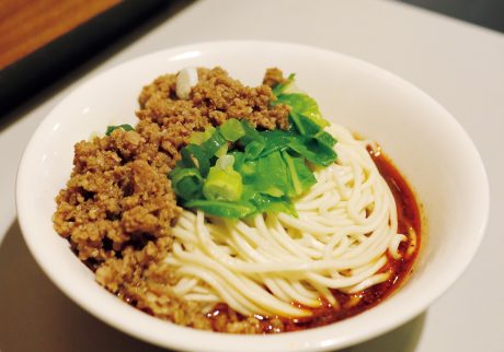 「酸辣炸醬麵」小サイズ110元。よくかき混ぜてからいただこう。