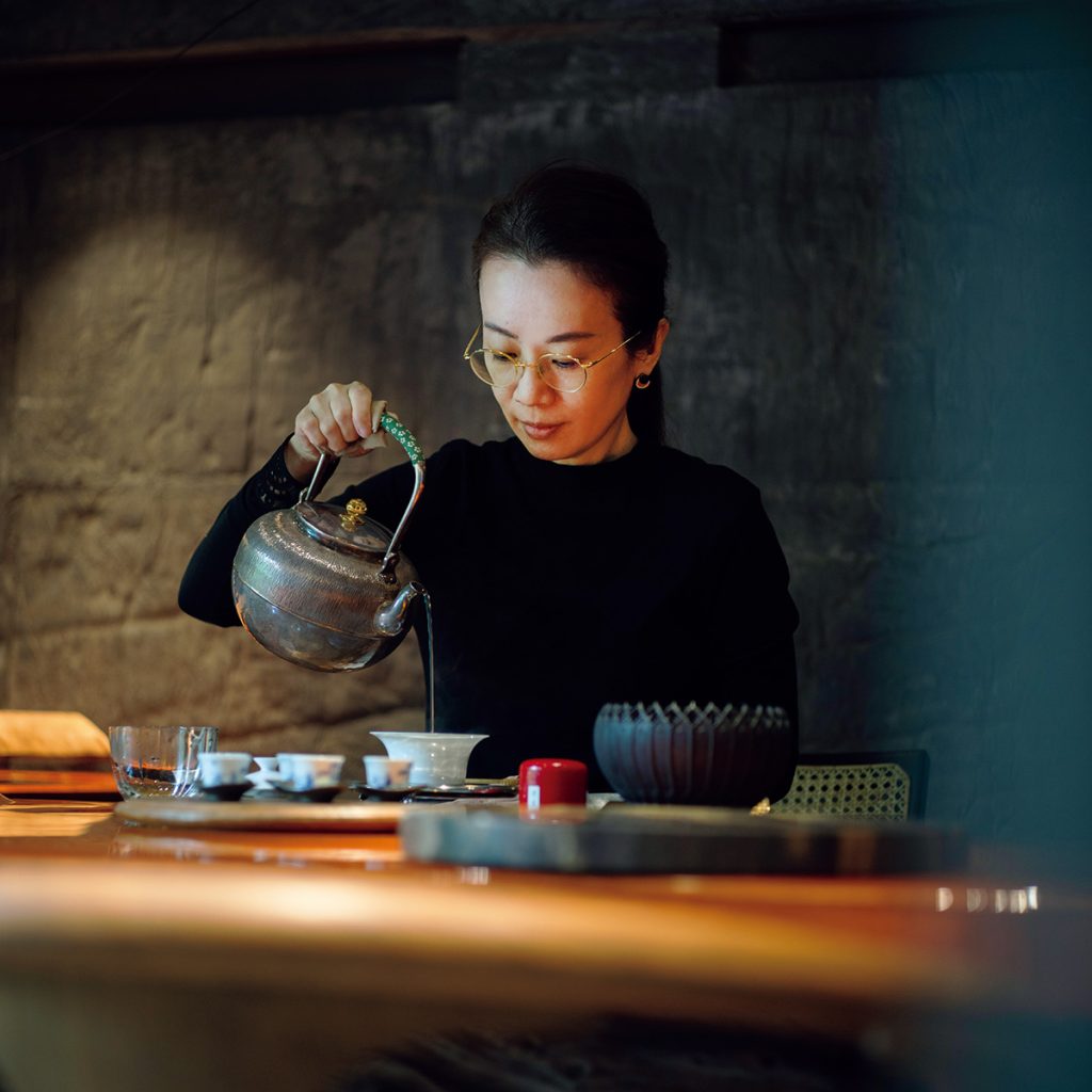 琥珀色のモダンなカウンター席で、半世紀寝かせた凍頂烏龍茶を味わう。 | 「若い世代や海外の人にも台湾茶の文化をわかりやすく伝えたい」と語るカレンさん。2019年に開業し、現在も上質な茶葉を探し求め、産地や茶農家を訪ね歩いている。