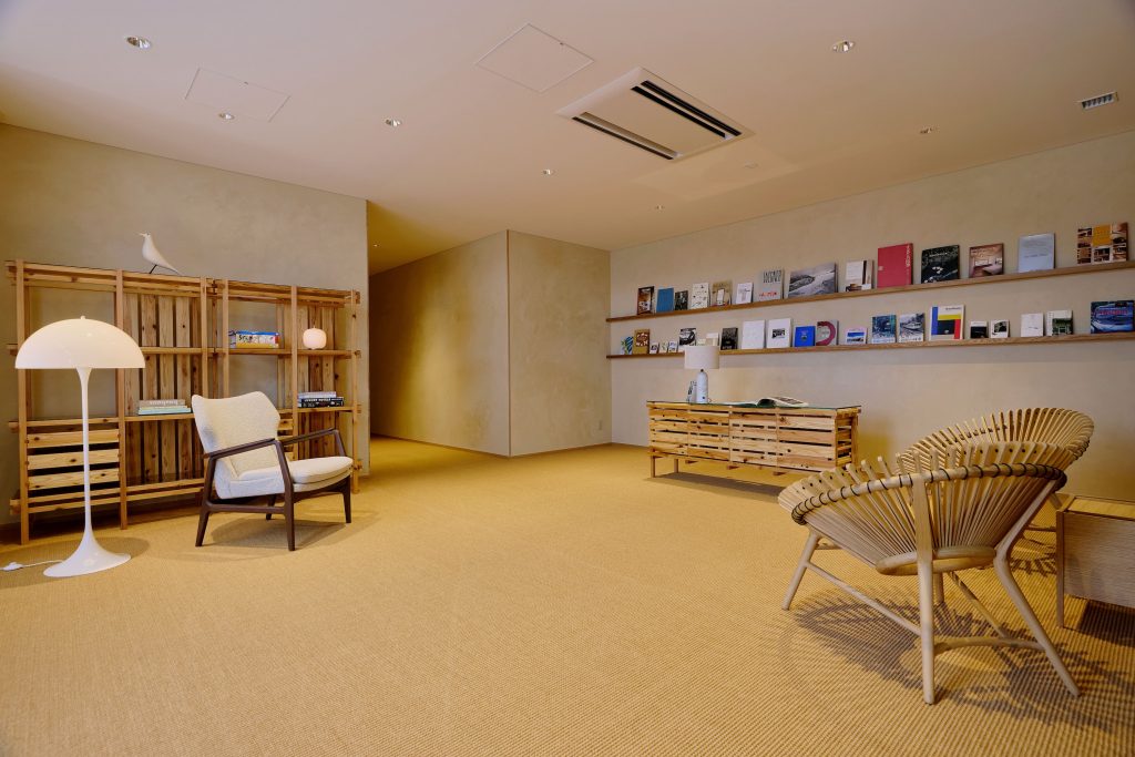 軽井沢旅の新たな拠点。〈ザ・コンランショップ〉がデザイン監修したホテル『HACIENDA KARUIZAWA』へ。 | 宿泊者専用のライブラリー。客室に本を持ち帰って自由に読むこともできる。