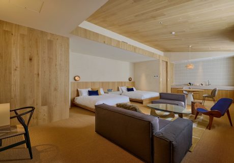 軽井沢旅の新たな拠点。〈ザ・コンランショップ〉がデザイン監修したホテル『HACIENDA KARUIZAWA』へ。 | 〈イサム・ノグチ〉の「コーヒーテーブル」の横に、〈ハンス J. ウェグナー〉の「CH07 シェルチェア」が寄り添う客室「105」。