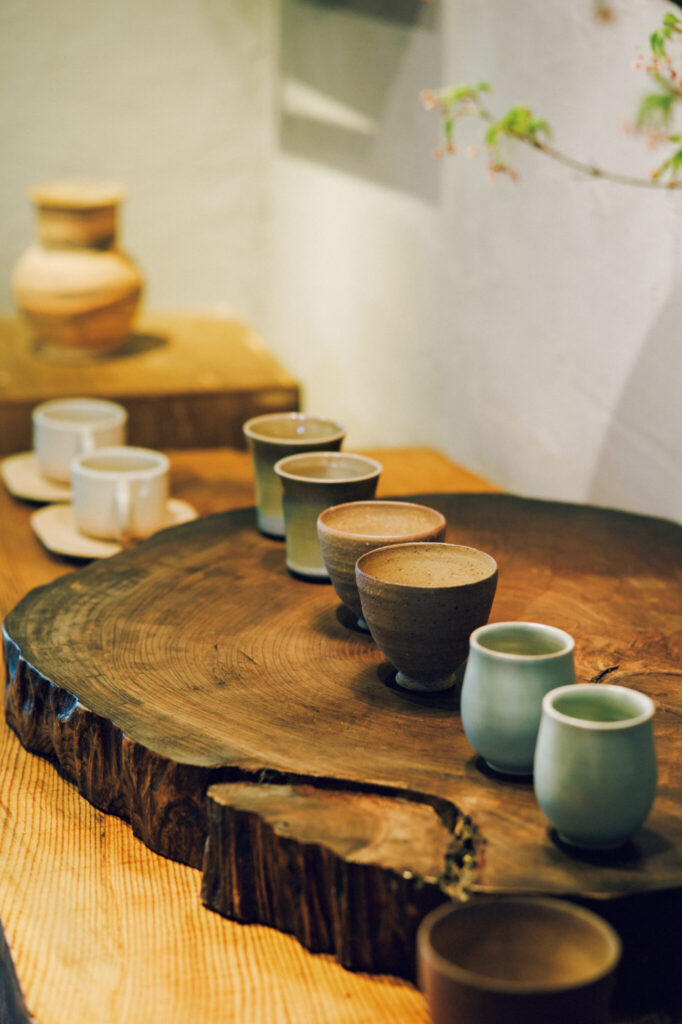 坂倉新兵衛窯の作品など、深川萩のうつわを展示販売するカフェ『cafe&pottery 音』 (長門市深川湯本1261−12) 。圧倒される風景と、自然の恵みに癒やされる長門温泉へ