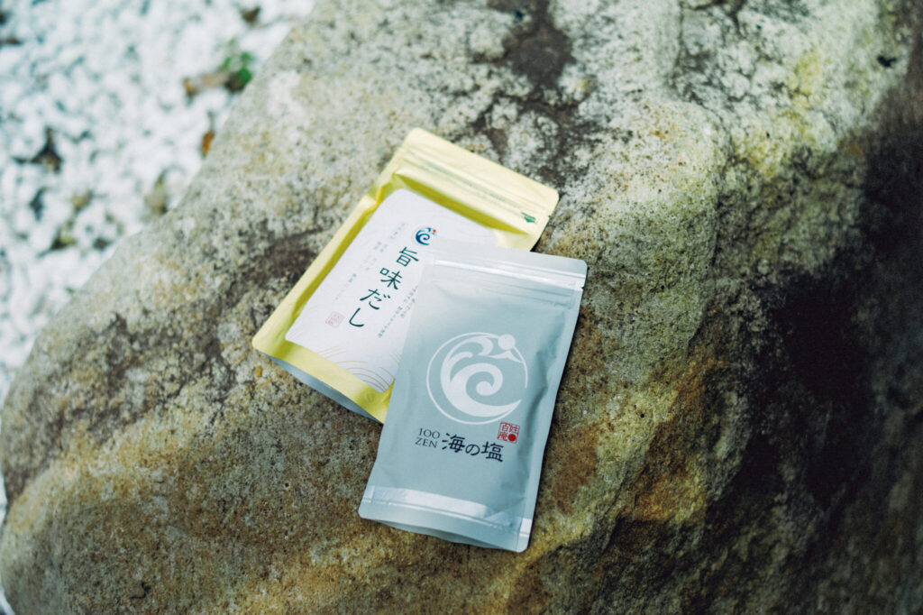 海と森のミネラルが織りなす『百姓庵』 (油谷向津具下1098−1) の100ZEN 海の塩 (￥720) と旨味だし (￥920) 。圧倒される風景と、自然の恵みに癒やされる長門温泉へ