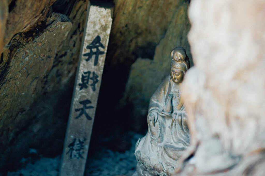 『別府弁天池』に立つ樹齢約450年の杉の樹洞を覗くと、弁財天の仏像が祀られている。圧倒される風景と、自然の恵みに癒やされる長門温泉へ