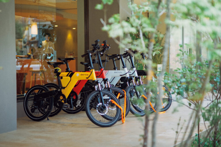 『SOIL Nagatoyumoto』では電動自転車BESVの貸し出し (3時間¥2,000、9時間¥3,000) をしていて、宿泊者以外も利用可。気軽に音信川沿いを走ってもいいし、北に向かって進めば約30分で青海島観光汽船のりばまで行くこともできる。旅の選択肢がぐっと広がる、心強い相棒だ。圧倒される風景と、自然の恵みに癒やされる長門温泉へ 『SOIL Nagatoyumoto』では電動自転車BESVの貸し出し (3時間¥2,000、9時間¥3,000) をしていて、宿泊者以外も利用可。気軽に音信川沿いを走ってもいいし、北に向かって進めば約30分で青海島観光汽船のりばまで行くこともできる。旅の選択肢がぐっと広がる、心強い相棒だ。圧倒される風景と、自然の恵みに癒やされる長門温泉へ