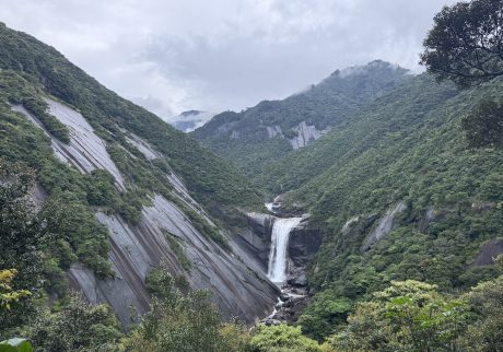 屋久島を代表する滝のひとつ「千尋の滝」を前に。雄大な大自然を前に、思わず息をのむ瞬間でした。