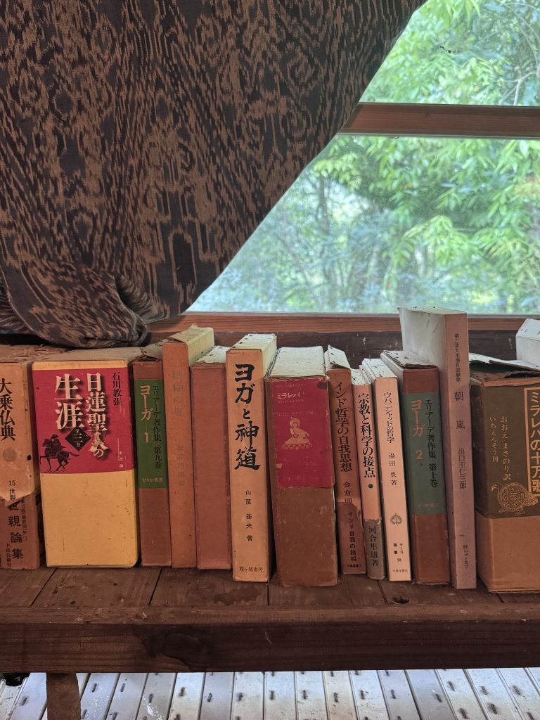山尾三省さんの書斎『愚角庵』で見た、三省さんの蔵書の一部。 山尾三省さんの書斎『愚角庵』で見た、三省さんの蔵書の一部。