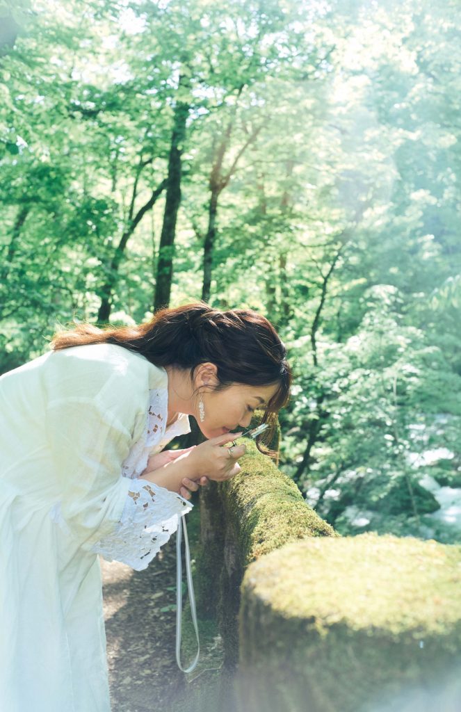 『奥入瀬渓流ホテル』で過ごす、川のせせらぎに包まれる癒やしの滞在。坂本美雨さんと巡る、青森への旅。ルーペ片手に渓流沿いを歩くアクティビティ「苔さんぽ」。 | ルーペ片手に渓流沿いを歩くアクティビティ「苔さんぽ」。
