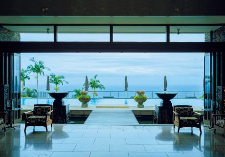 屋久島の雄大な自然に抱かれた2つのホテルで、時の流れさえも忘れるような特別な滞在を。Between Sea and Forest