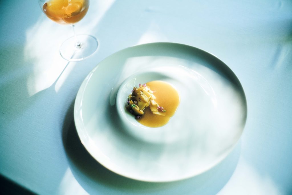 「Sonore」より、郷土料理「いちご煮」をフレンチに仕上げた春限定メニュー。ウニとアワビの濃厚な旨味に、サフランが甘く香る。『奥入瀬渓流ホテル』で過ごす、川のせせらぎに包まれる癒やしの滞在。坂本美雨さんと巡る、青森への旅。 | 「Sonore」より、郷土料理「いちご煮」をフレンチに仕上げた春限定メニュー。ウニとアワビの濃厚な旨味に、サフランが甘く香る。