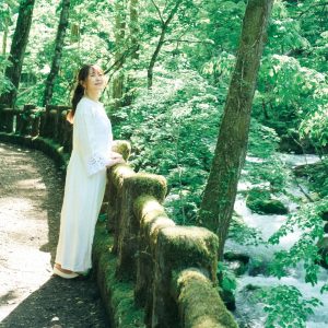 『奥入瀬渓流ホテル』で過ごす、川のせせらぎに包まれる癒やしの滞在。坂本美雨さんと巡る、青森への旅。