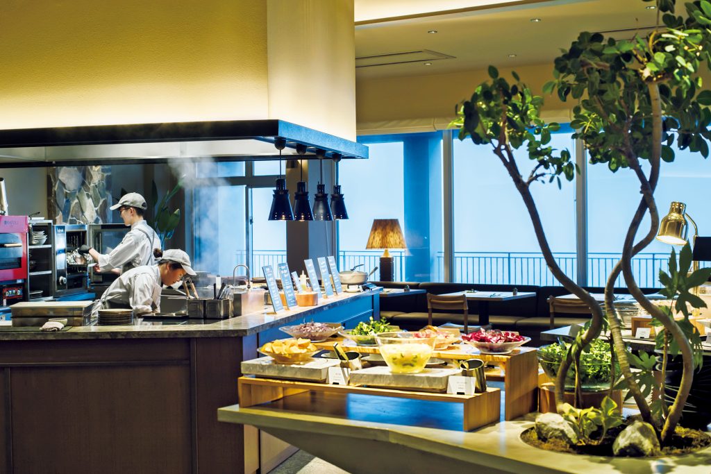 ライブキッチンを備えたリゾートダイニング「The View」。ビュッフェスタイルで自由な食事を。