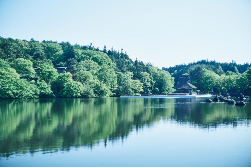 敷地横には池を中心に約22万坪の公園が広がり、晴れた日には水面に木々の姿が映し出される。あたたかな伝統文化ともてなしに触れる。穏やかな時間が流れる『青森屋』へ。坂本美雨さんと巡る、青森への旅。 | 敷地横には池を中心に約22万坪の公園が広がり、晴れた日には水面に木々の姿が映し出される。