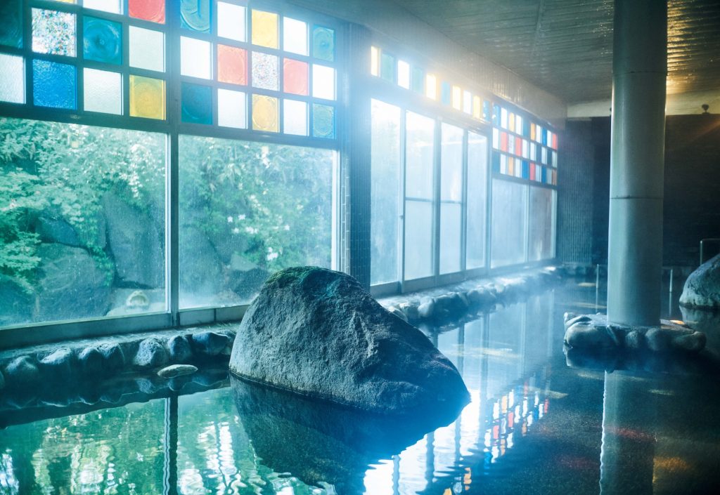 津軽びいどろのガラスタイルが色鮮やかな「元湯」 。公衆浴場としても朝5時から開いており、青森の人々に根付く朝風呂文化を体感できる。あたたかな伝統文化ともてなしに触れる。穏やかな時間が流れる『青森屋』へ。坂本美雨さんと巡る、青森への旅。 | 津軽びいどろのガラスタイルが色鮮やかな「元湯」 。公衆浴場としても朝5時から開いており、青森の人々に根付く朝風呂文化を体感できる。