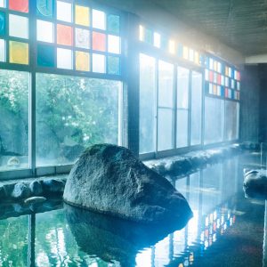 津軽びいどろのガラスタイルが色鮮やかな「元湯」 。公衆浴場としても朝5時から開いており、青森の人々に根付く朝風呂文化を体感できる。あたたかな伝統文化ともてなしに触れる。穏やかな時間が流れる『青森屋』へ。坂本美雨さんと巡る、青森への旅。 | 津軽びいどろのガラスタイルが色鮮やかな「元湯」 。公衆浴場としても朝5時から開いており、青森の人々に根付く朝風呂文化を体感できる。