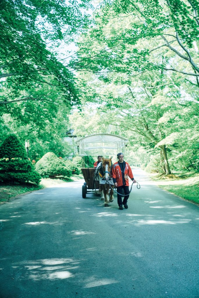 公園内を馬車に乗って一周するアクティビティも人気。季節によって「春こたつ馬車」や「しがっこ風鈴馬車」など設えが変わる。あたたかな伝統文化ともてなしに触れる。穏やかな時間が流れる『青森屋』へ。坂本美雨さんと巡る、青森への旅。 | 公園内を馬車に乗って一周するアクティビティも人気。季節によって「春こたつ馬車」や「しがっこ風鈴馬車」など設えが変わる。