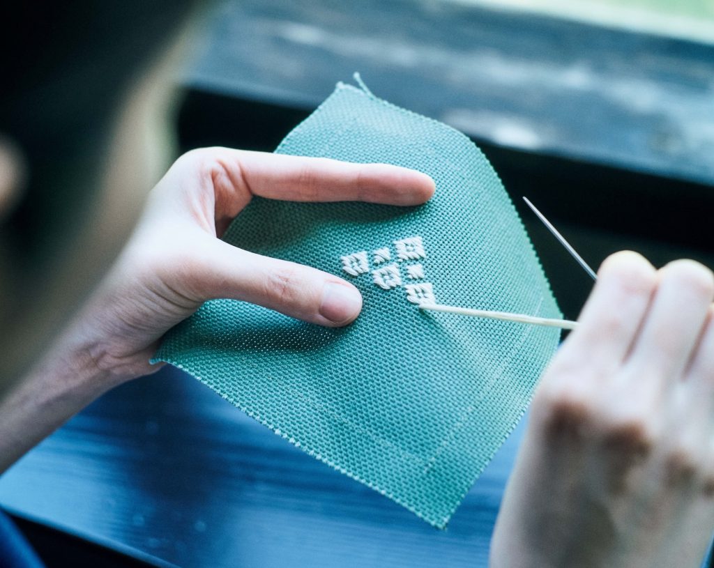 津軽地方に伝わる伝統的な刺し子技法の一つ、こぎん刺しを体験できる「津軽こぎん刺しキット」￥1,200。あたたかな伝統文化ともてなしに触れる。穏やかな時間が流れる『青森屋』へ。坂本美雨さんと巡る、青森への旅。 | 津軽地方に伝わる伝統的な刺し子技法の一つ、こぎん刺しを体験できる「津軽こぎん刺しキット」￥1,200。