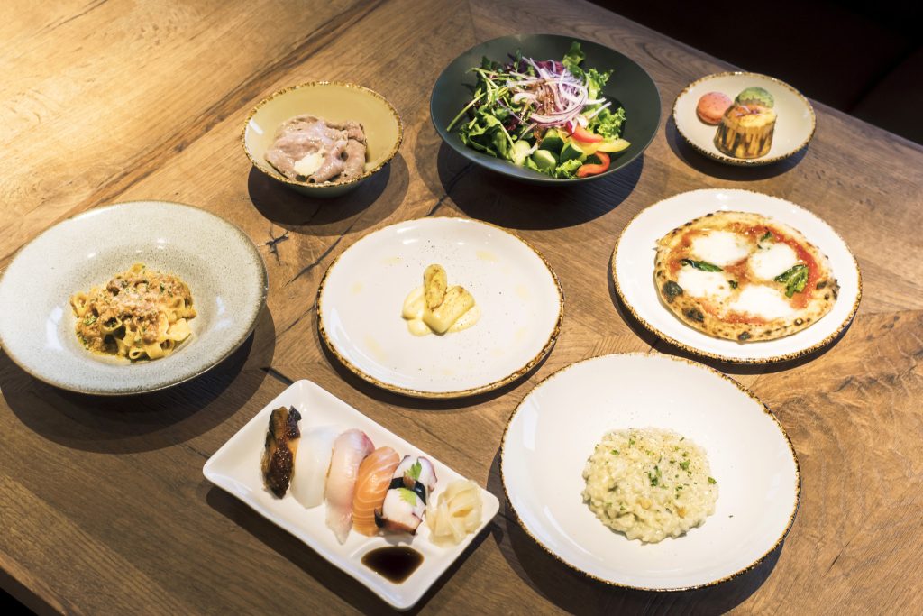 シェフが目の前で調理する本格的なライブキッチンが楽しめる「The View」にて。地元食材にこだわった絶品料理がビュッフェ形式で楽しめる。