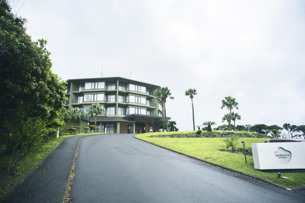 展望台のように、360度ぐるりと絶景を見渡せるサマナホテル。大海原やモッチョム岳に包まれた、大自然と調和した体験が叶う。
