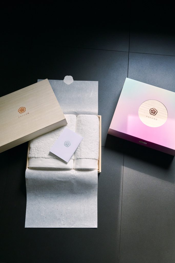 タオルは桐箱に入れて販売されるため、ギフトにも最適。その桐箱をカバーするスリーブは、二十四節気を楽しむ風情と太陽が光り輝くデザインで全24種類。その配色は、タオルの組み合わせにより決まっている。 | タオルは桐箱に入れて販売されるため、ギフトにも最適。その桐箱をカバーするスリーブは、二十四節気を楽しむ風情と太陽が光り輝くデザインで全24種類。その配色は、タオルの組み合わせにより決まっている。¥22,000〜。