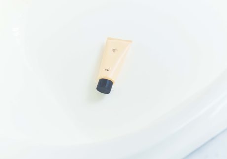 beauty2608_01 | 毛穴に詰まった角栓も、角栓由来の「毛山」も洗い切る薬用のジェル洗顔。潤いを守りながら、くすみや古い角質までピーリング。エスト クラリファイイングジェルウォッシュ MED［医薬部外品］ 130ｇ ￥5,280（エスト 0120‒165‒691）