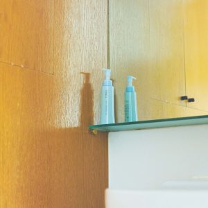 beauty2608_02 | 「汚れ落ち」と「潤い保持」を両立し、洗うたびに調子のいい素肌に導くクレンジングオイル。使用量は1回2プッシュ。詰め替え用（115 ㎖ ￥1,870） も。マイルドクレンジング オイル 120㎖ ￥1,980（ファンケル 0120‒35‒2222）