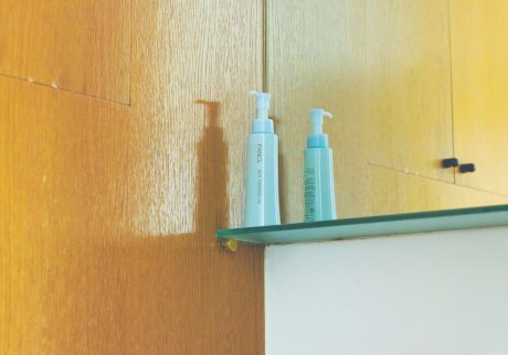 beauty2608_02 | 「汚れ落ち」と「潤い保持」を両立し、洗うたびに調子のいい素肌に導くクレンジングオイル。使用量は1回2プッシュ。詰め替え用（115 ㎖ ￥1,870） も。マイルドクレンジング オイル 120㎖ ￥1,980（ファンケル 0120‒35‒2222）