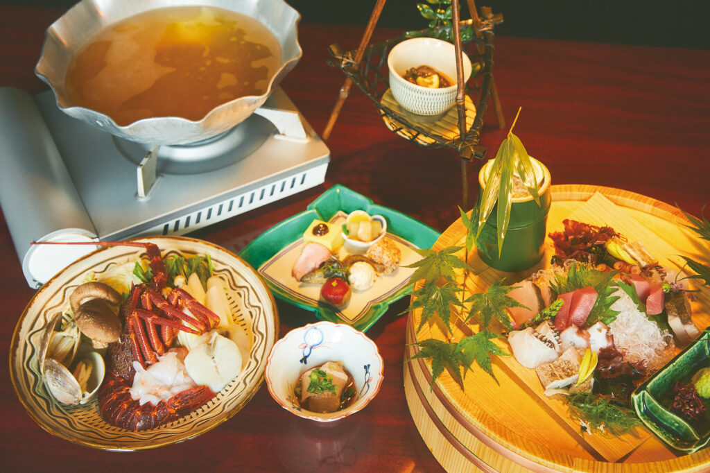 夕食で供される「豊後鍋とりゅうきゅう会席」。別府の竹細工や温泉文化を表現する桶など、見た目にも楽しい演出が。海風に抱かれて、様々に表情を変える温泉街の『界 別府』へ。Feel The Sea