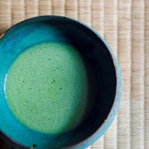福が増すといわれる朝茶。抹茶を点て、心を整える時間を。 | 毎日起きてすぐ、茶室の窓辺で抹茶を点たてるという茶道家の目黒窓久さん。「先に白湯を飲んで自分の状態を確認し、3〜4回息を吸って吐いて、呼吸を整えてからお茶を点てます」