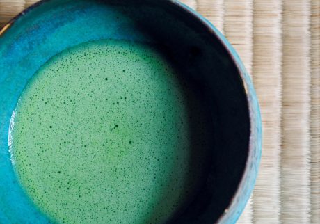 福が増すといわれる朝茶。抹茶を点て、心を整える時間を。 | 毎日起きてすぐ、茶室の窓辺で抹茶を点たてるという茶道家の目黒窓久さん。「先に白湯を飲んで自分の状態を確認し、3〜4回息を吸って吐いて、呼吸を整えてからお茶を点てます」