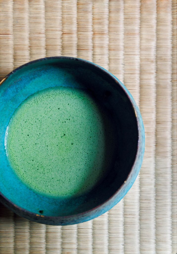 福が増すといわれる朝茶。抹茶を点て、心を整える時間を。