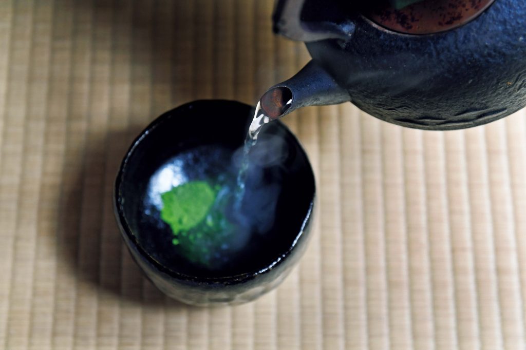 福が増すといわれる朝茶。抹茶を点て、心を整える時間を。3. お湯を抹茶に当たらないように注ぐ。