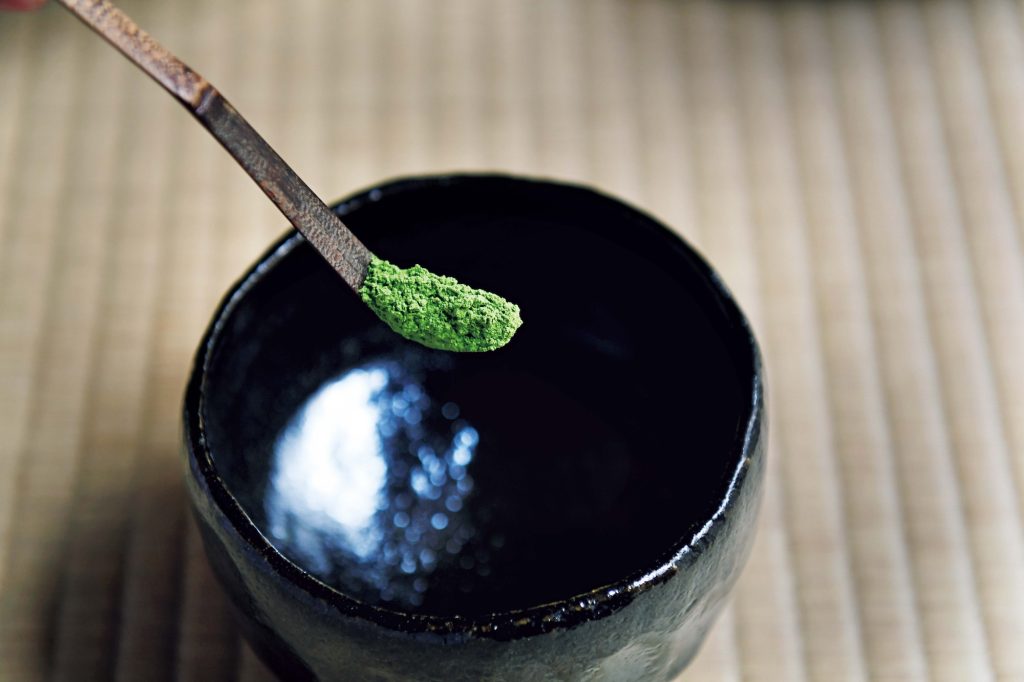 福が増すといわれる朝茶。抹茶を点て、心を整える時間を。2. 茶杓2さじ分の抹茶を器に入れる。