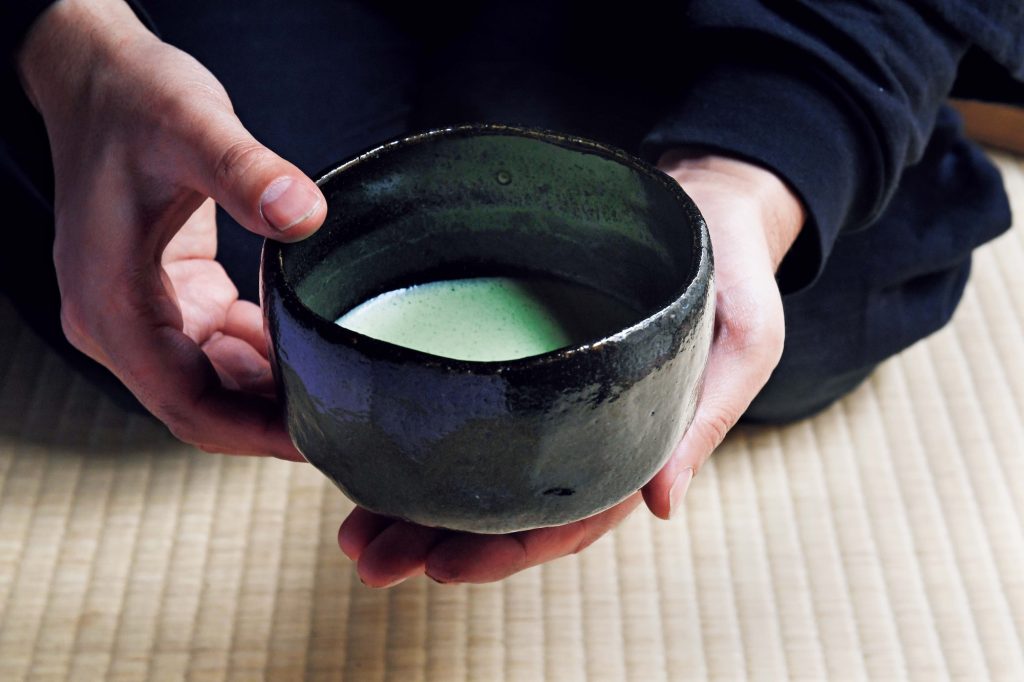 福が増すといわれる朝茶。抹茶を点て、心を整える時間を。5. 器を2回まわして飲む。