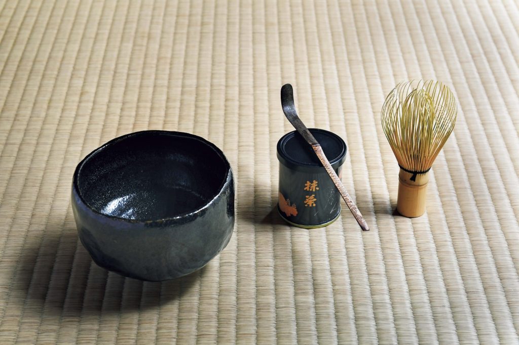 福が増すといわれる朝茶。抹茶を点て、心を整える時間を。1. 器、茶筅、抹茶の3点を用意する。